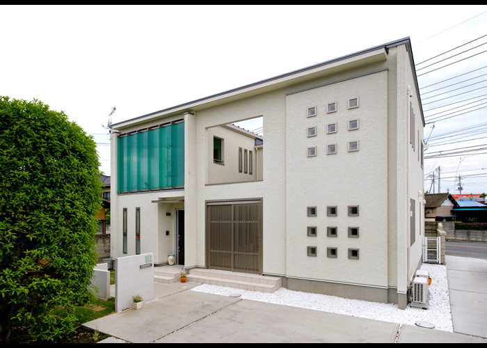 家族のふれあいが一段と豊かになる、青空の下のパティオが素敵な住まい。
