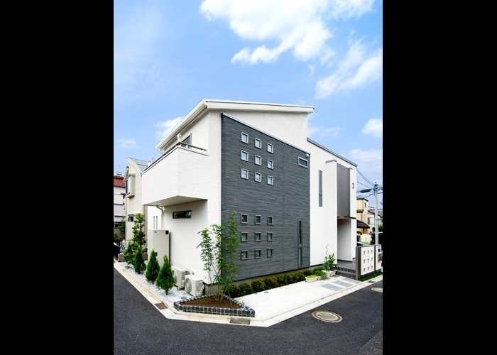 広々と開放的な暮らしを満喫できる住まい。ＬＤＫと一体化する中庭はもうひとつのリビングです。