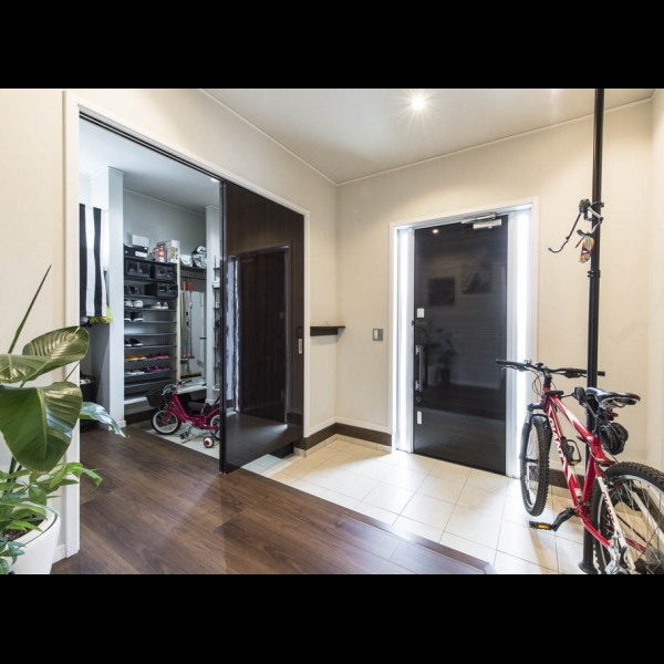 自転車を室内保管できるゆとりのスペースと、豊富な収納を設けた玄関。