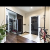 自転車を室内保管できるゆとりのスペースと、豊富な収納を設けた玄関。