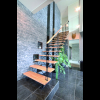 壁一面の天然石が優雅さをプラスするデザイン階段