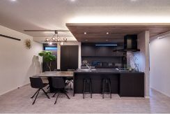 空間をシックに演出する、高級感が漂うキッチン