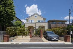 ヨーロッパの街中に建つ家を思わせるエレガントな外観