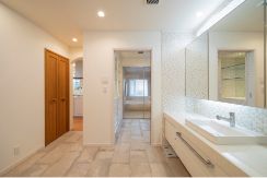 浴室の扉をガラスにしてつながりと開放感を演出