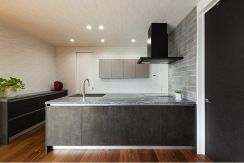 まるでオブジェのような美しさの上品なキッチン